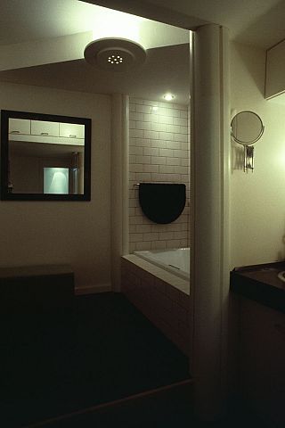 07-14 Murray Mews, Bathroom